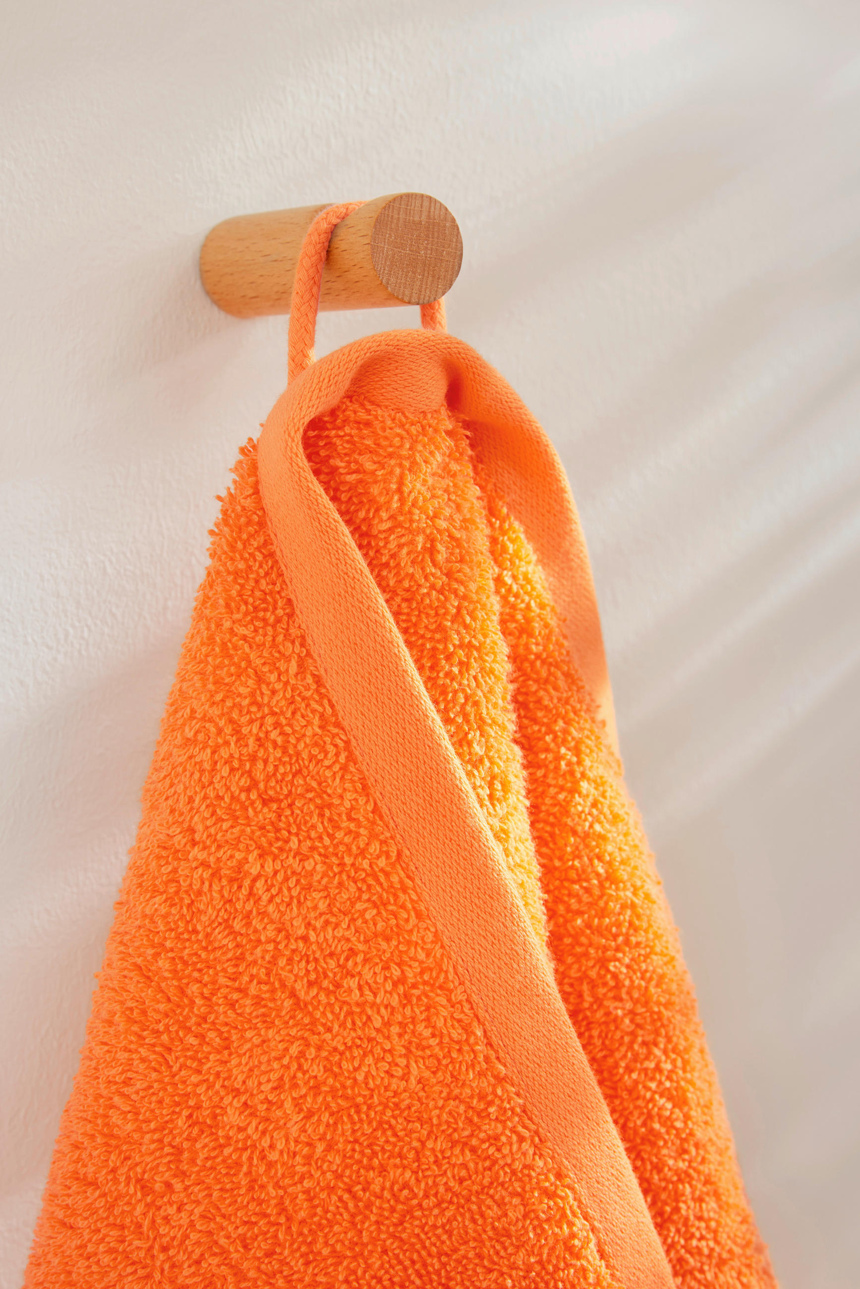 Thumbnail - S. Oliver Duschtuch, Orange, Textil, Uni, 70x140 cm, Oeko-Tex® Standard 100, Oeko-Tex® Made IN Green, saugfähig, Aufhäng...