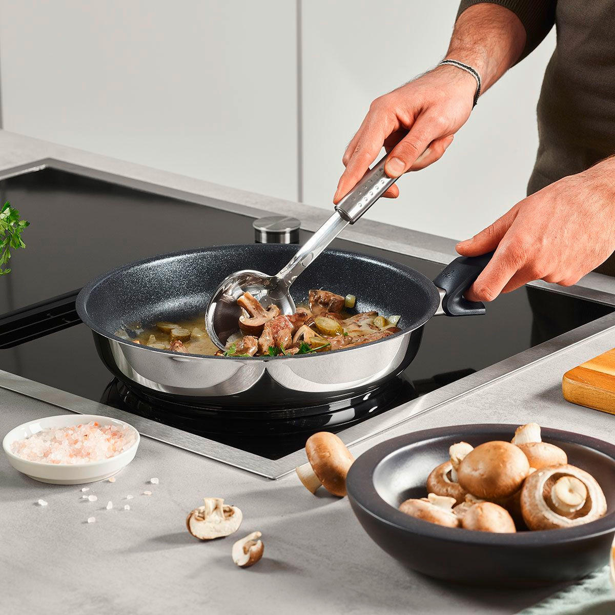 PÁNEV NA SMAŽENÍ  24 cm  - barvy stříbra, Basics, kov (24cm) - Fissler