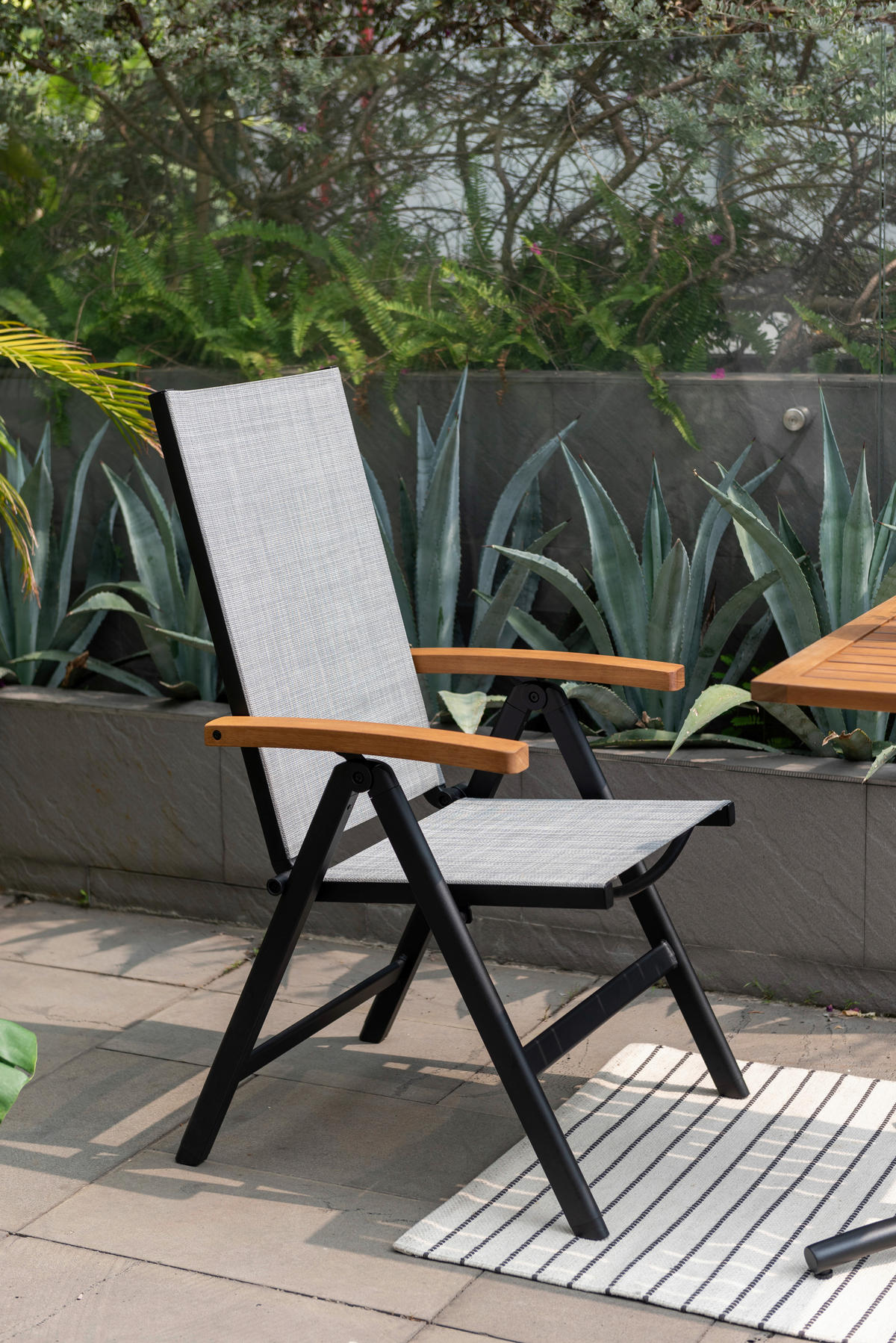KLAPPSESSEL in Holz, Metall, Textil Schwarz, Greige, Eukalyptusholzfarben  - Greige/Eukalyptusholzfarben, KONVENTIONELL, Holz/Textil (65,3/105,9/56,4cm) - Ambia Garden