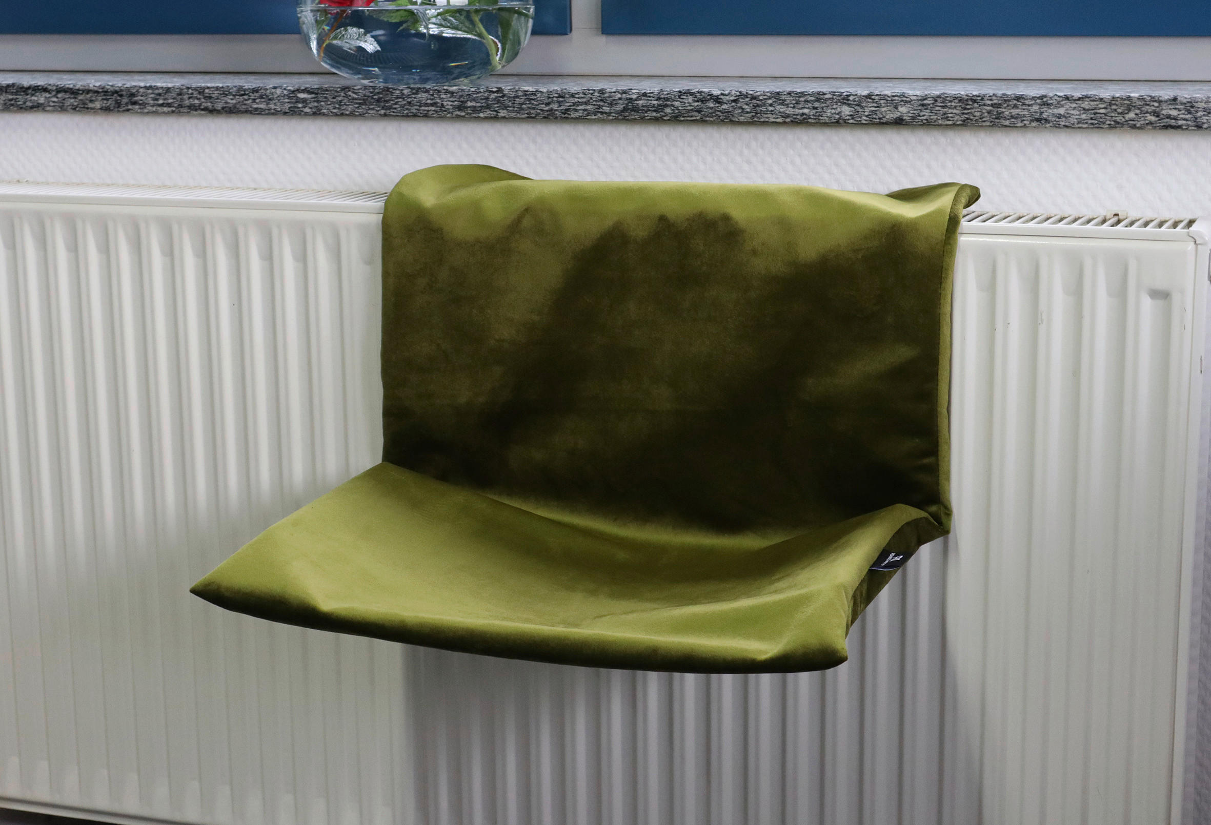 HAUSTIERKISSEN - Olivgrün, Textil/Metall (47/30/30cm)