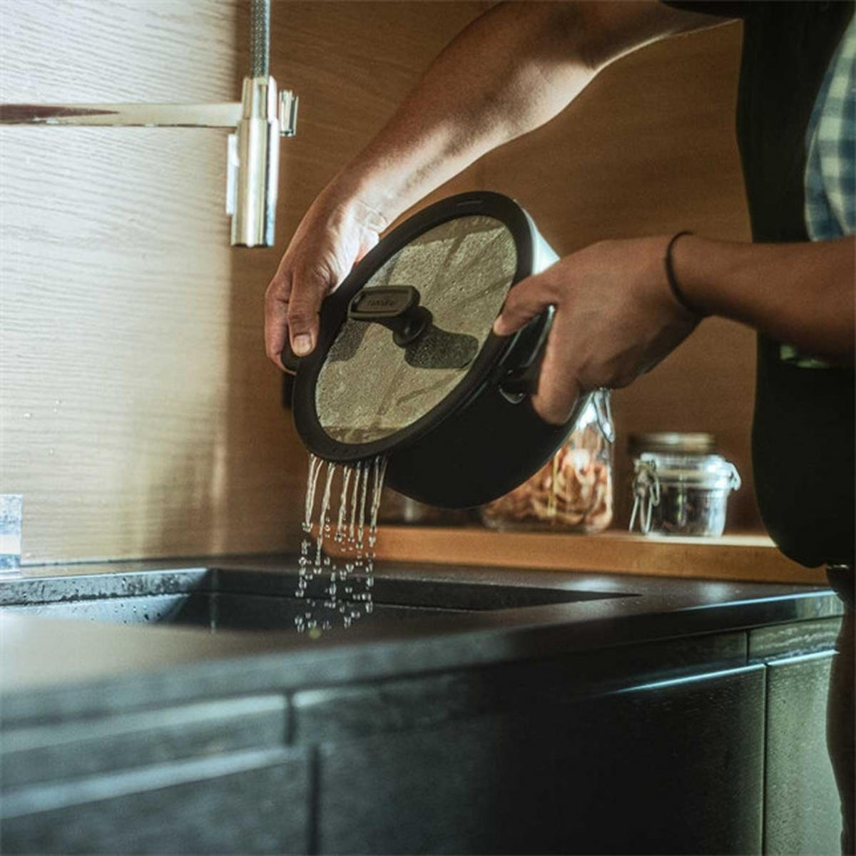 LONEC  HARD FACE  3,5 l  kovina  22 cm  - črna, Basics, kovina (22cm) - Fiskars