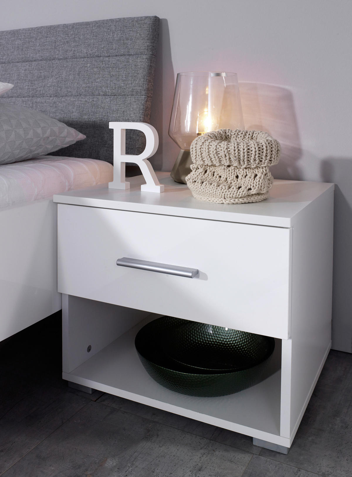 SÄNGBORD i vit högglans  - vit/aluminiumfärg, Klassisk, trämaterial/plast (47/43/44cm) - Rauch Möbel