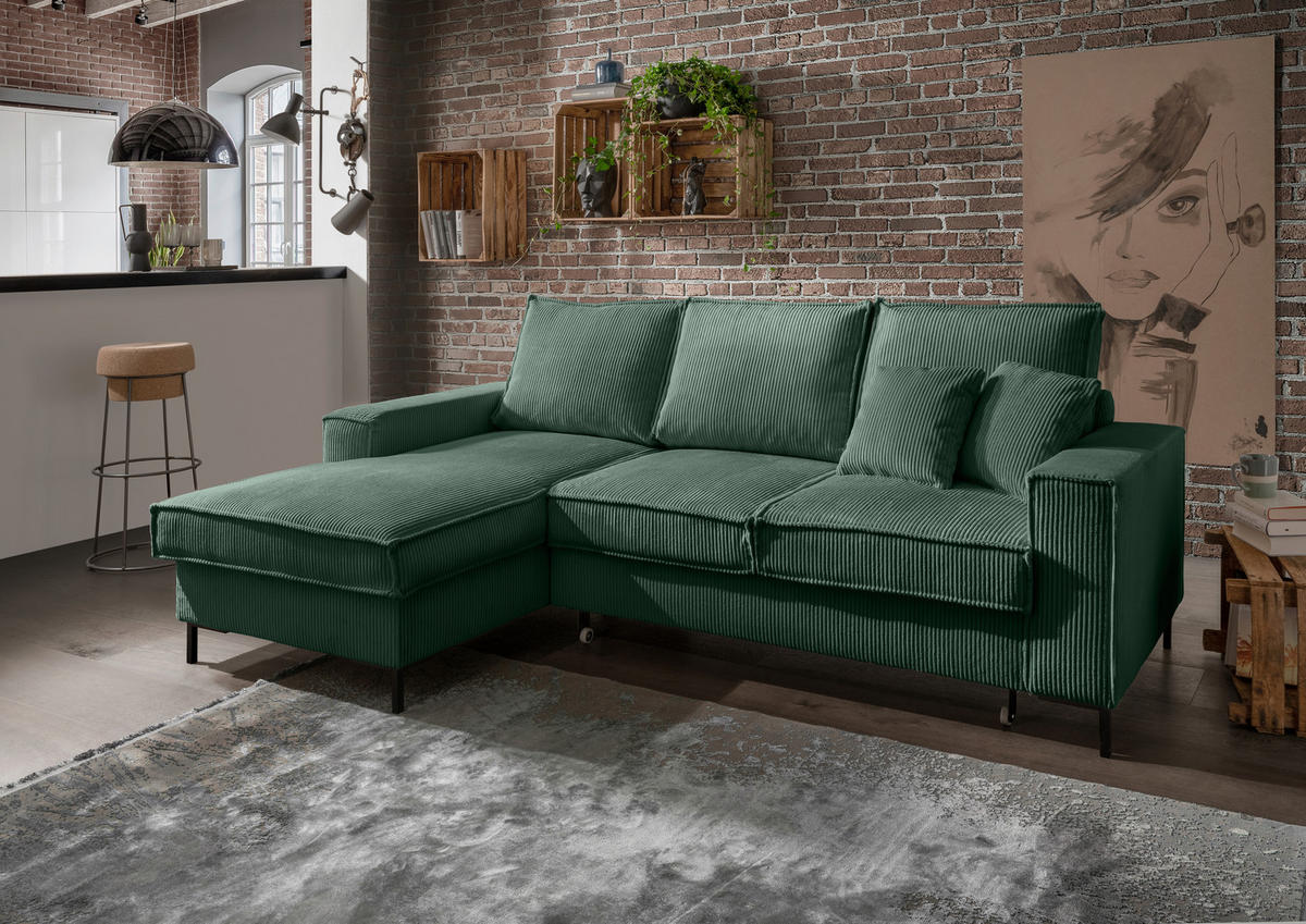 Livetastic ECKSOFA Dunkelgrün Cord, links davon: Hochflorteppich, Plissee in weiß, rechts davon: Bild, Beistelltisch in dunklem Wohnzimmer.