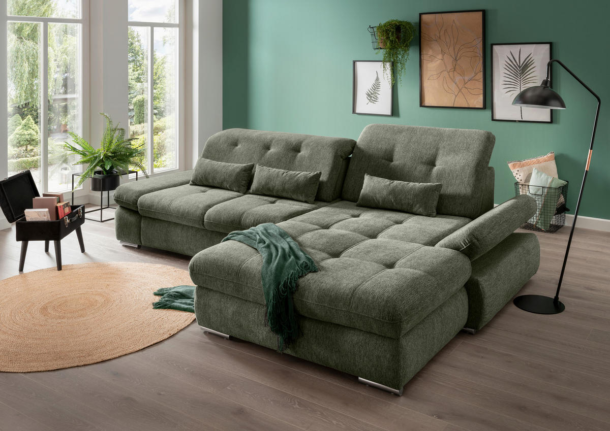 Livetastic ECKSOFA Dunkelgrün Chenille, links davon: Hochflorteppich, Stuhl in schwarz, Topfpflanze in grün, rechts davon: Kissen in grün in hellem Wohnzimmer.