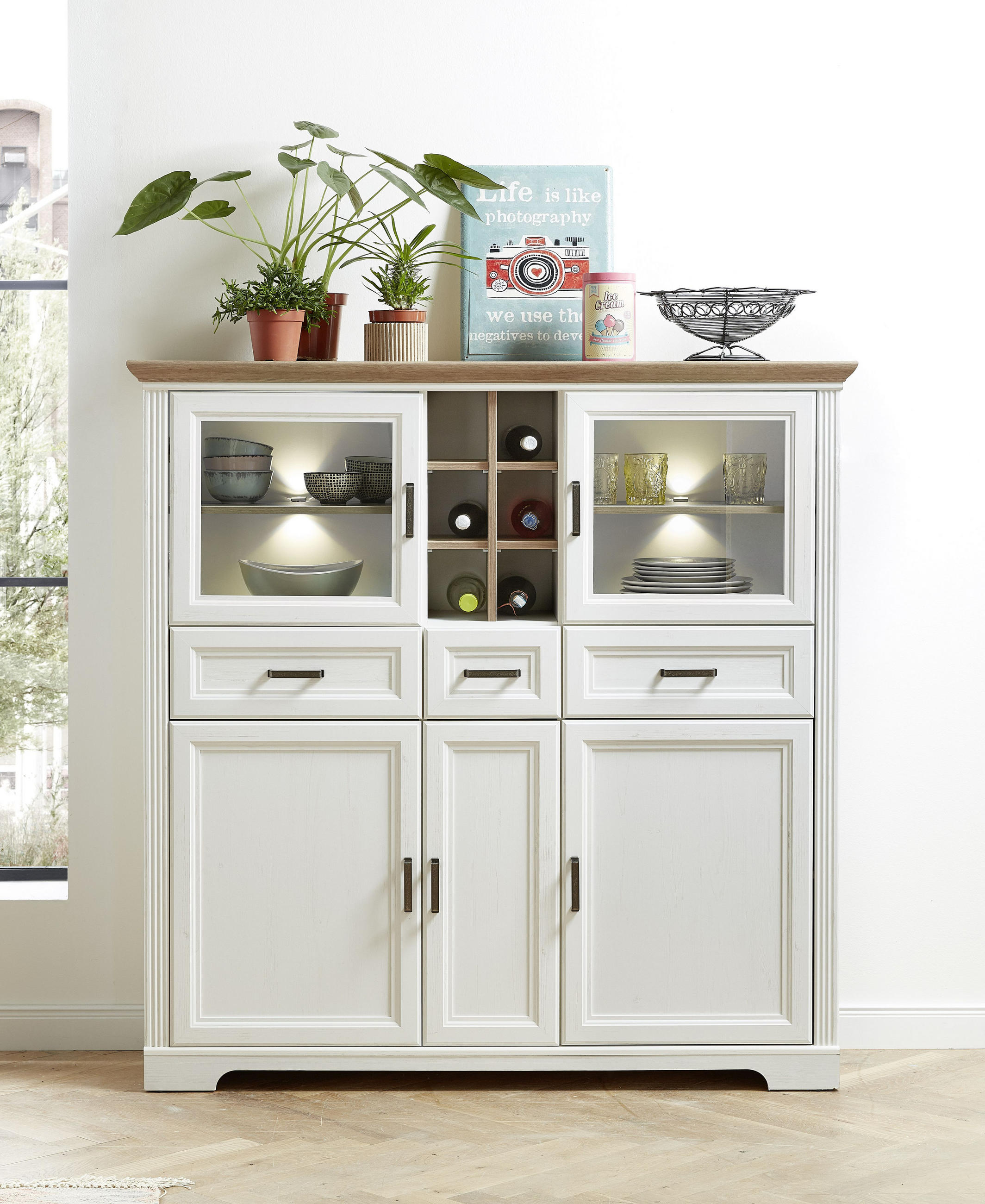 HIGHBOARD Weiß, Eichefarben Beleuchtung, Einlegeböden - Eichefarben/Weiß, ROMANTIK / LANDHAUS, Holzwerkstoff/Metall (143/150/42cm) - Livetastic