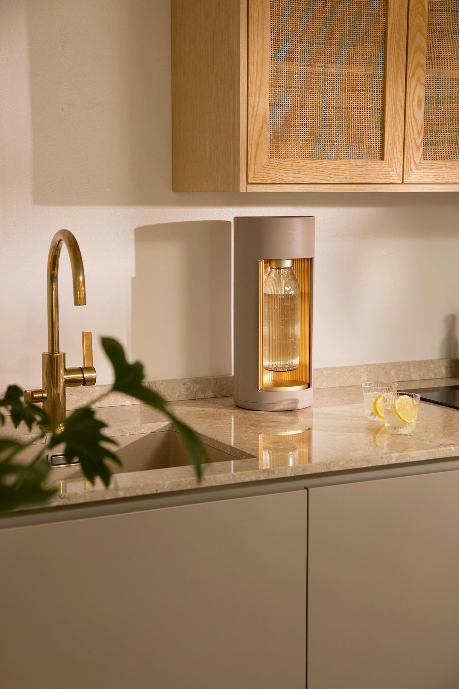 WASSERSPRUDLER GLASSY LATTE  - Greige, Basics, Holzwerkstoff/Kunststoff (18.8/44.5cm) - mysoda