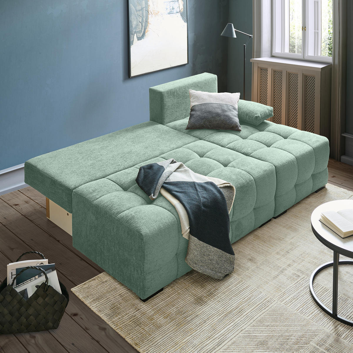 home24 ECKSOFA Dunkelgrün Chenille, links davon: Wohnlandschaft U-Förmig in grün, Webteppich in grün, Decke, Beistelltisch in grün in hellem Wohnzimmer.