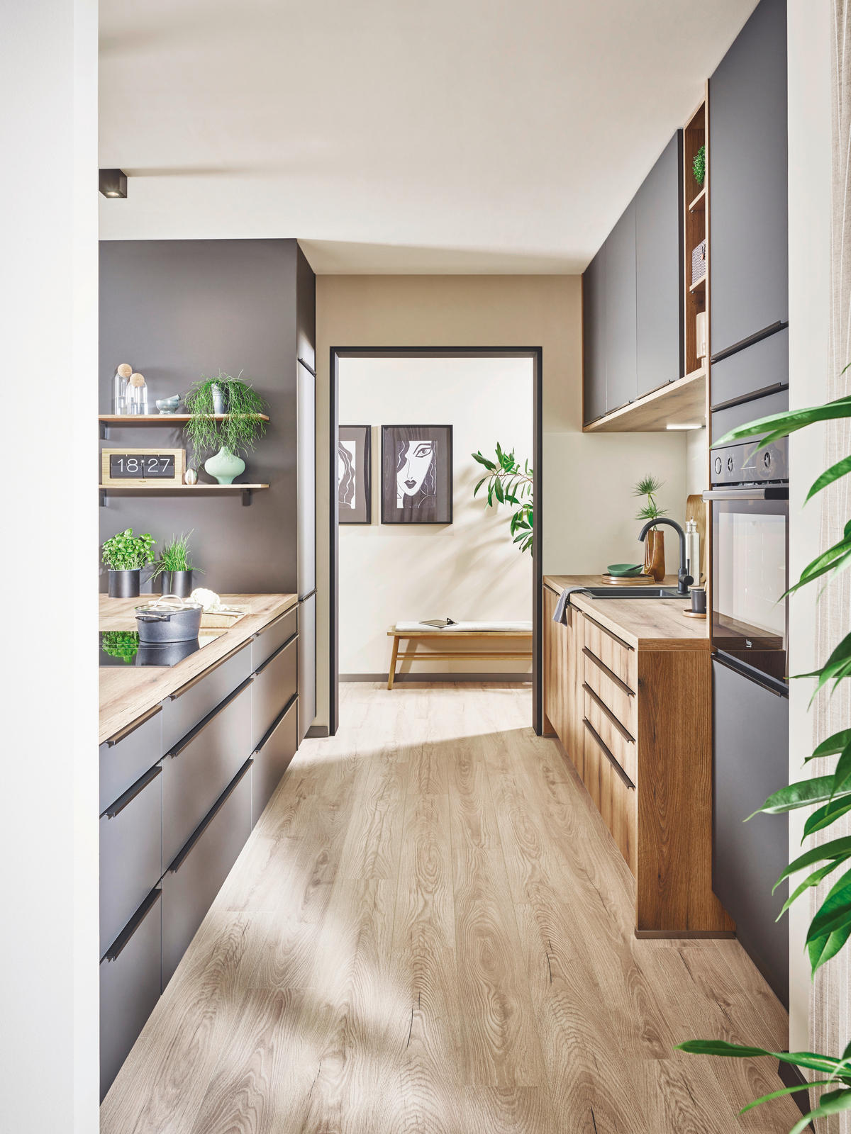 EINBAUKÜCHE   - Graphitfarben, Design, Holzwerkstoff - Xora