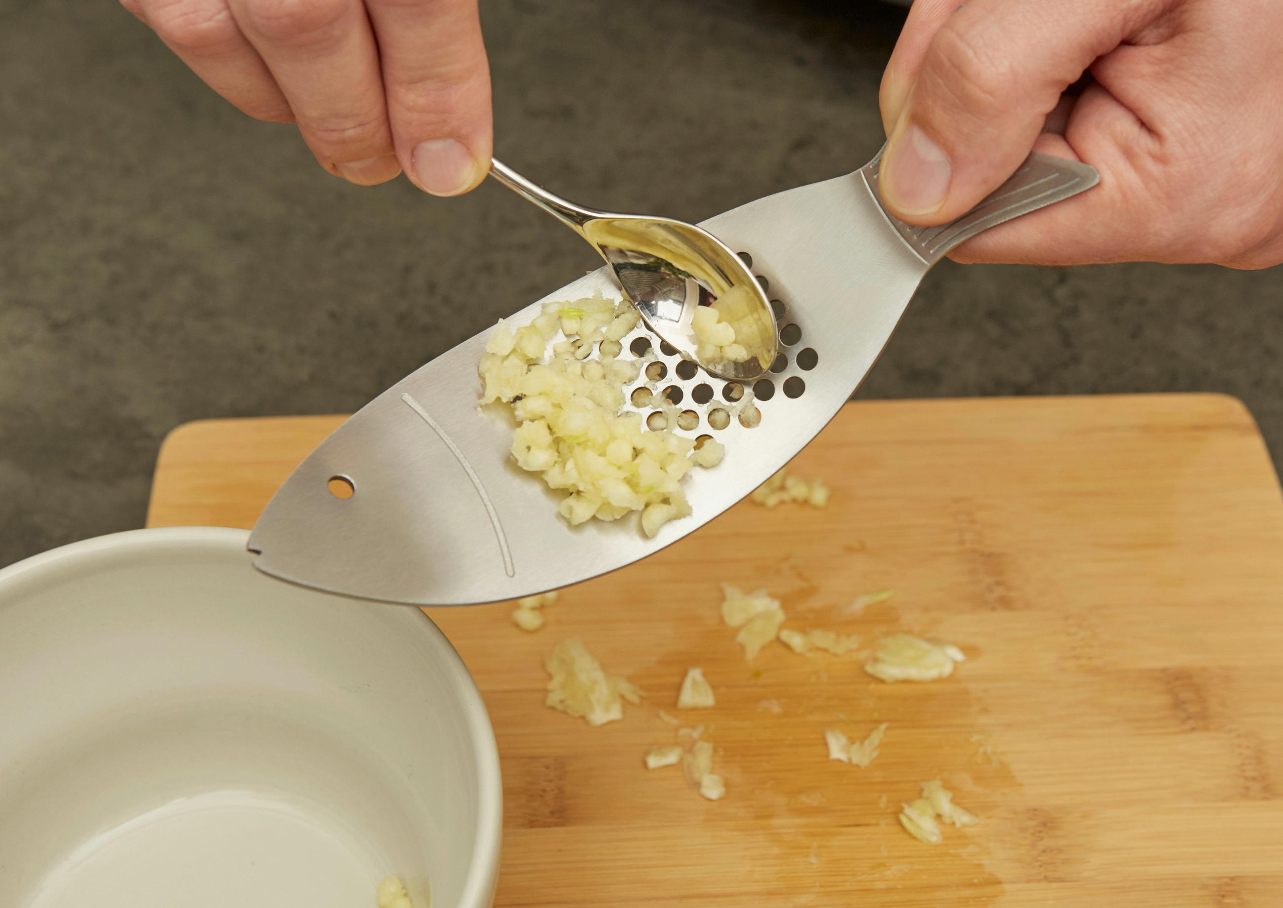 LIS NA ČESNEK - šedá, Basics, kov (3,8/20,5/6,1cm) - Kikkerland