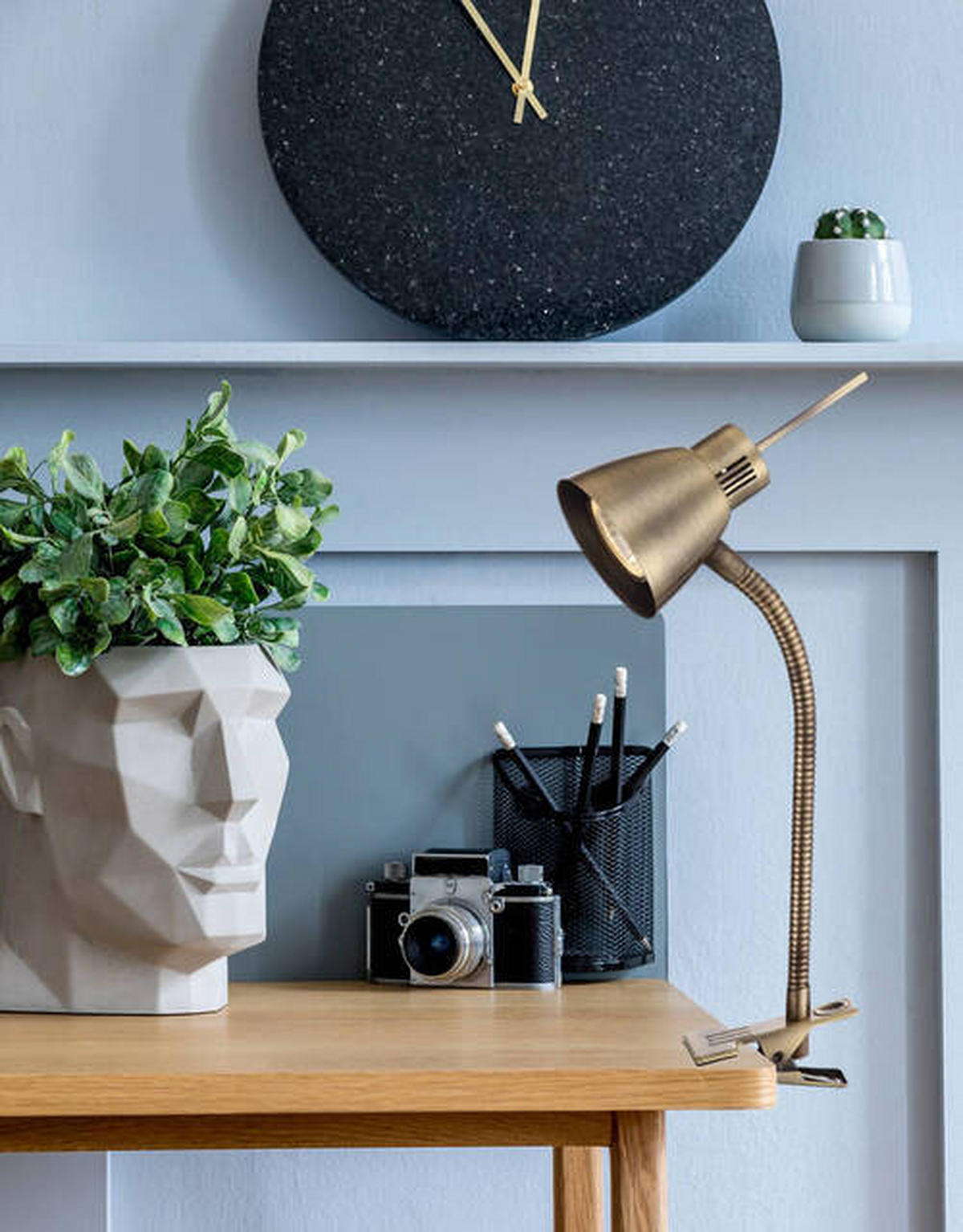 LED-SVETILKA S SPONKO   //3000 K// - barve medenine, Design, kovina (24/24/37,5cm) - Globo