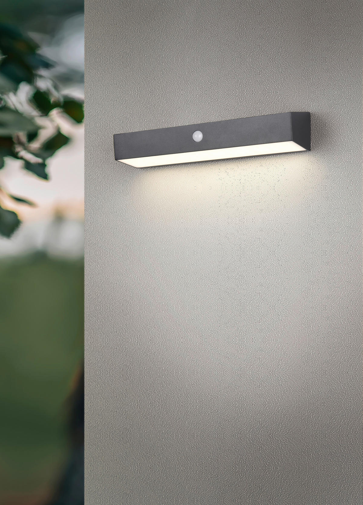 VÄGGLAMPA FÖR UTOMHUS - svart, Klassisk, plast (30,5/6/9,5cm)