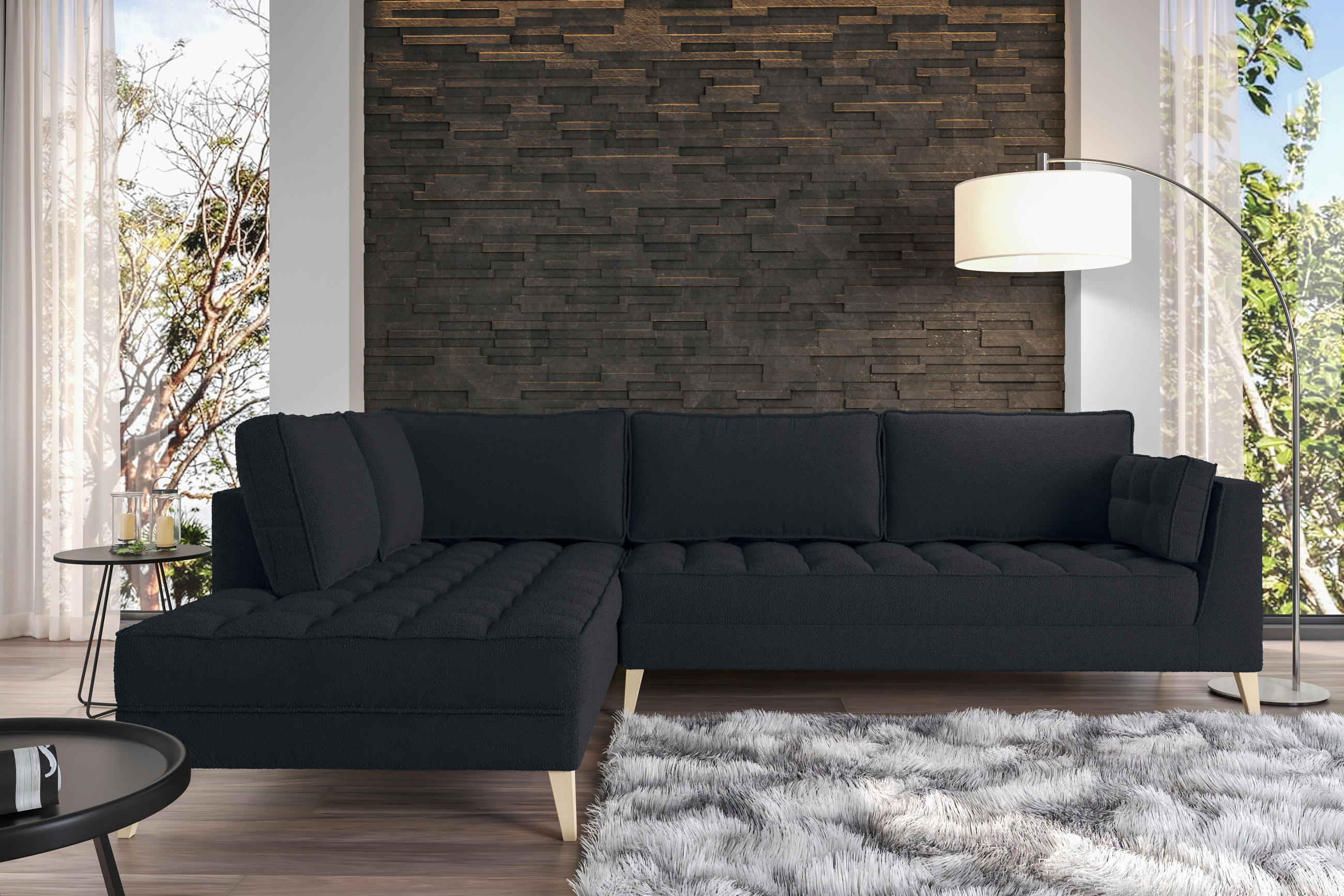 MID.YOU ECKSOFA Schwarz Bouclé, links davon: Beistelltisch, Store in weiß, rechts davon: Hochflorteppich in dunklem Wohnzimmer.