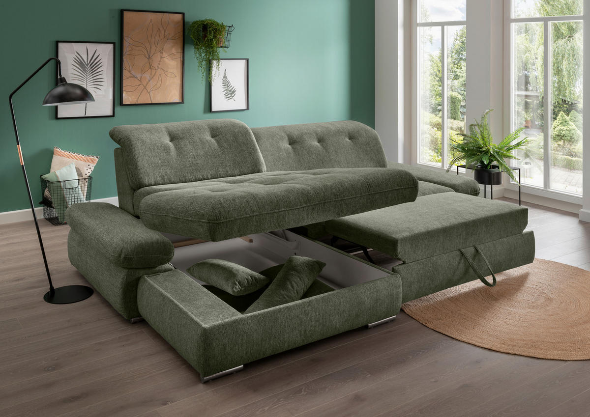 Livetastic ECKSOFA Dunkelgrün Chenille, rechts davon: Hochflorteppich, Topfpflanze in grün, Bild in grün in dunklem Wohnzimmer.