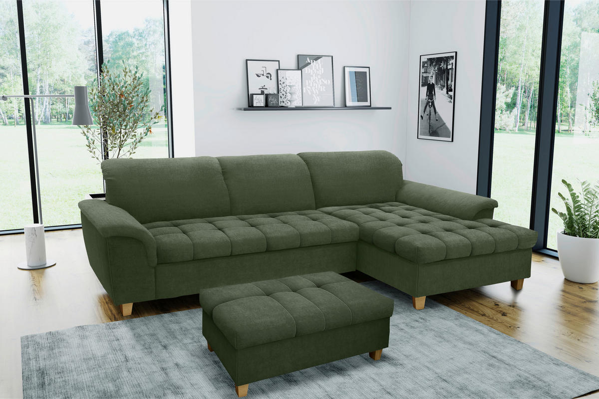 MID.YOU ECKSOFA Grün Mikrofaser, rechts davon: Hochflorteppich in grün, Topfpflanze in grün, Bild in hellem Wohnzimmer.