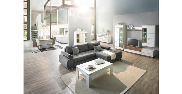 Ein graues L-förmiges Sofa von Carryhome bildet das Zentrum des Wohnzimmers, begleitet von einem weißen Couchtisch, einem schwarzen Fernseher und einem langen weißen Sideboard.