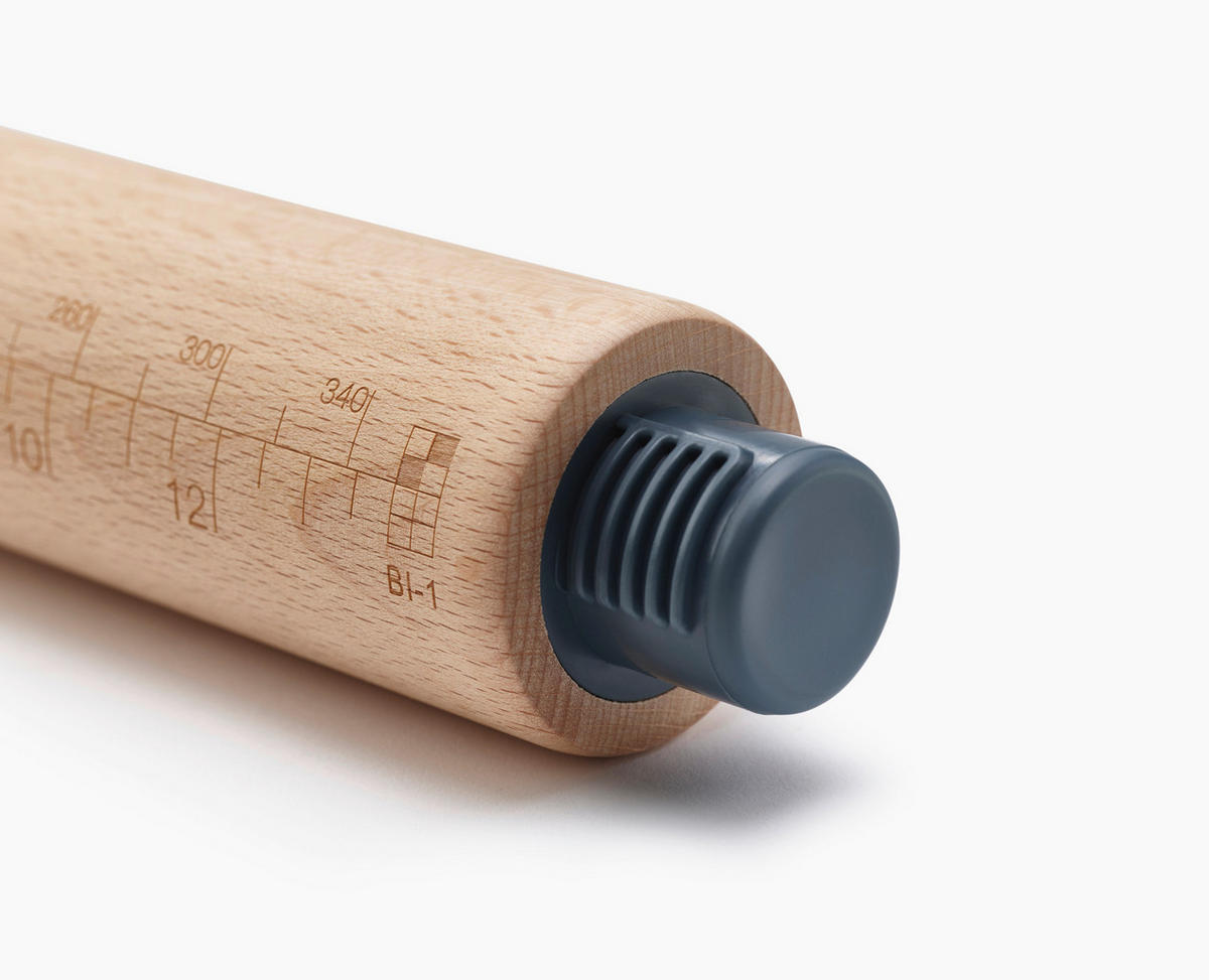 TÉSZTALAPÍTÓ HENGER - kék/világosbarna, Basics, műanyag/fa (42/6,4cm) - Joseph Joseph