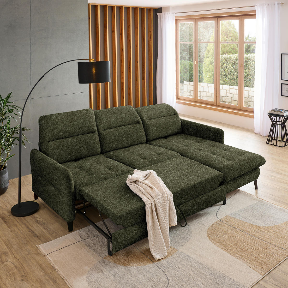 Livetastic ECKSOFA Olivgrün Chenille, rechts davon: Hochflorteppich in grün, Gardine, Decke, Store in weiß in hellem Wohnzimmer.