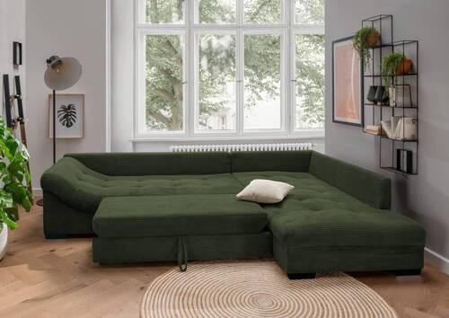 MID.YOU ECKSOFA Dunkelgrün Cord, links davon: Wandleuchte in weiß, Bild in weiß, rechts davon: Fußmatte in grün, Kissen in hellem Wohnzimmer.