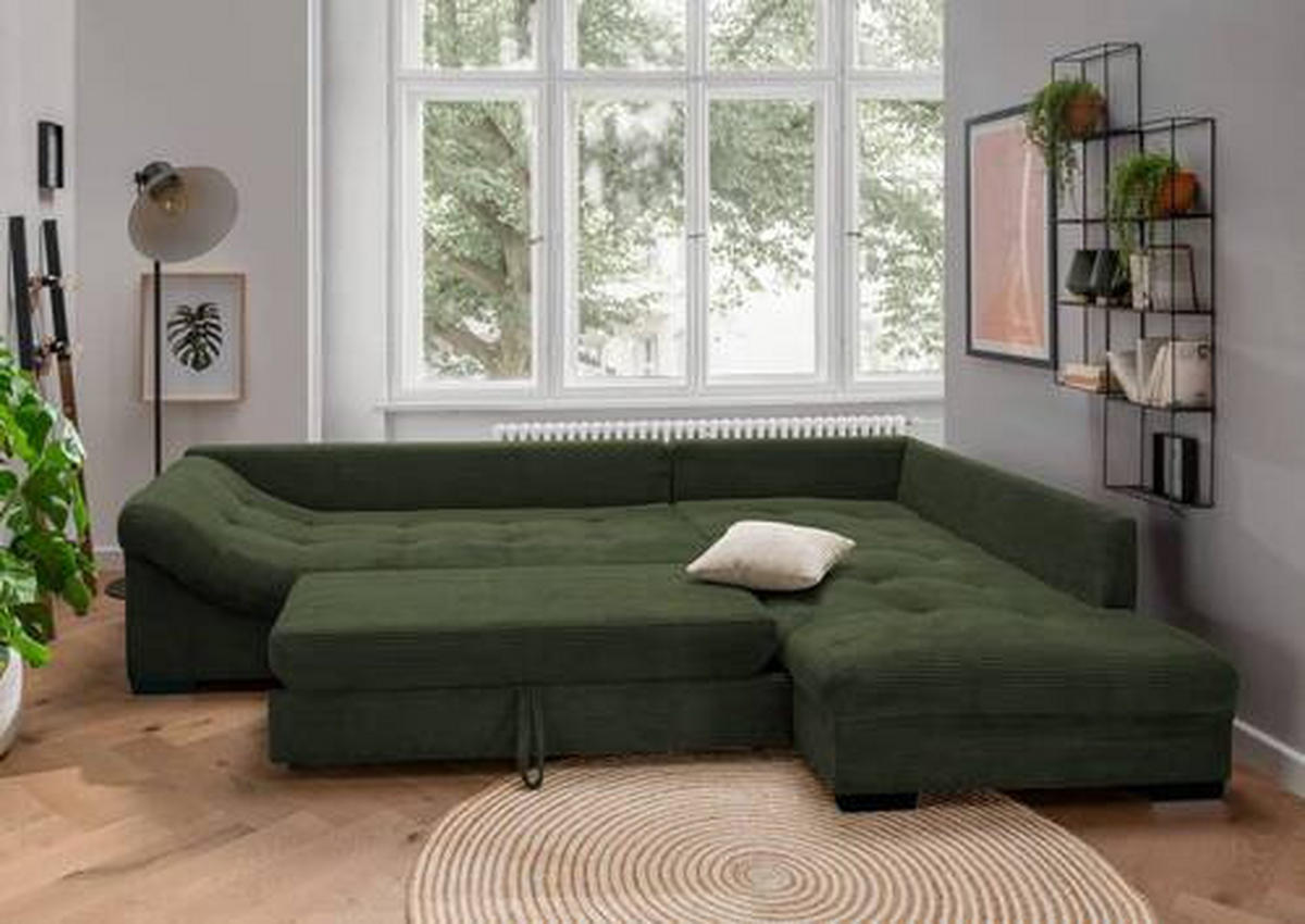 MID.YOU ECKSOFA Dunkelgrün Cord, links davon: Wandleuchte in weiß, Bild in weiß, rechts davon: Fußmatte in grün, Kissen in hellem Wohnzimmer.