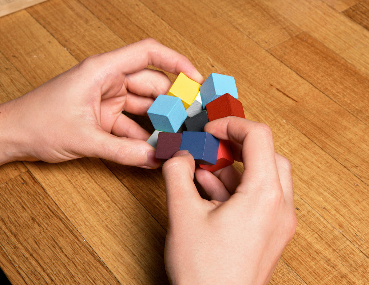 PUZZLE - viacfarebná, Basics, drevo (4,2/6/4,1cm) - Kikkerland