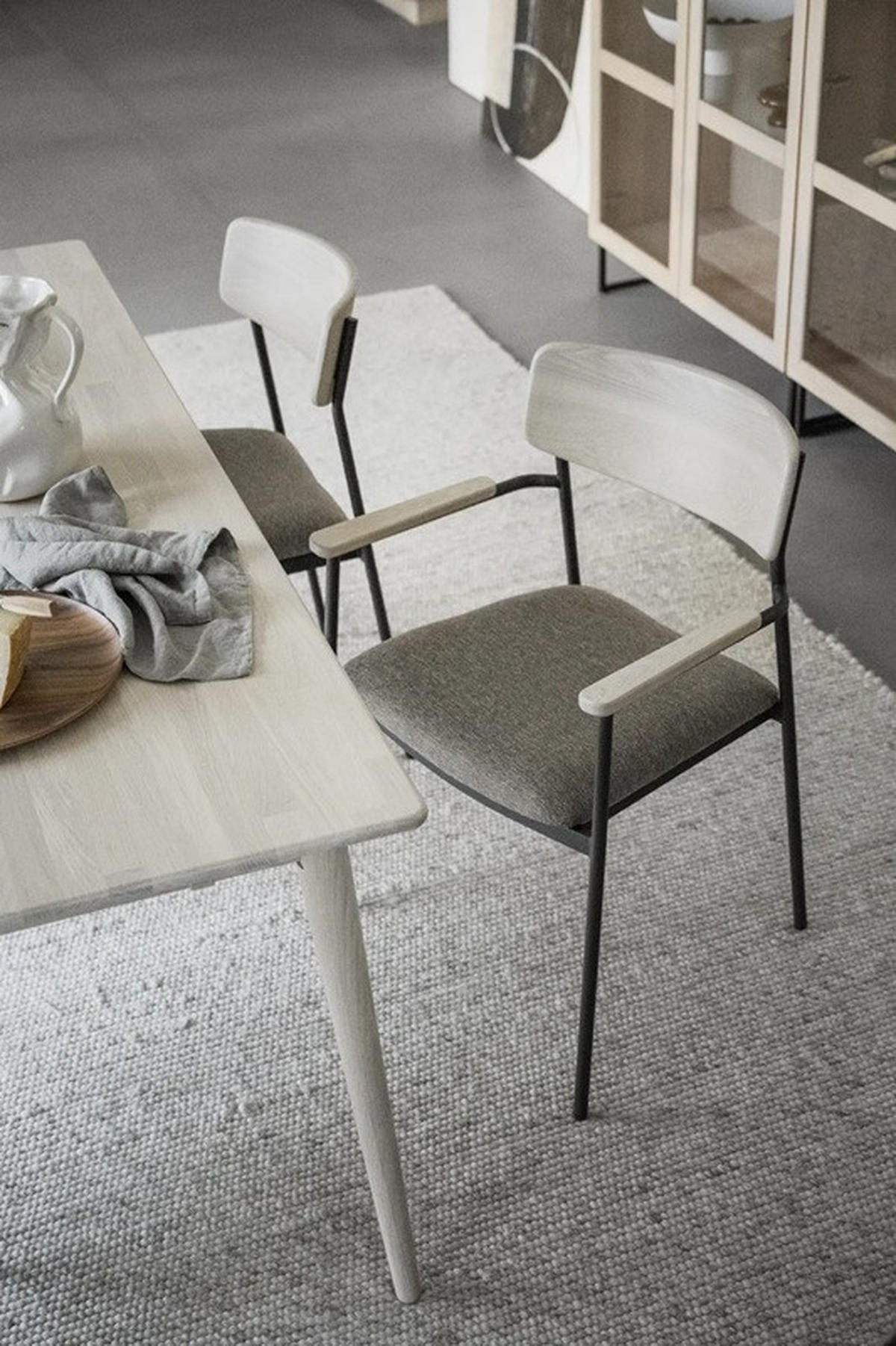 STOL MED ARMSTÖD  stapelbar   - beige/ek Bianco, Klassisk, metall/trä (59/83/53cm) - Rowico