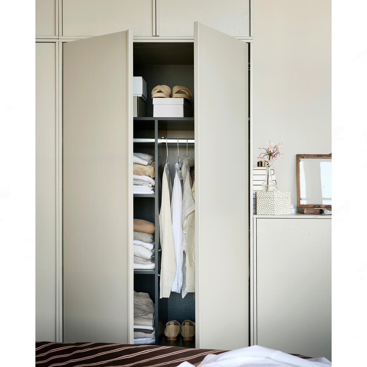 DREHTÜRENSCHRANK  in Grau  - Grau, Design, Holz/Holzwerkstoff (100/200/58cm) - Livetastic