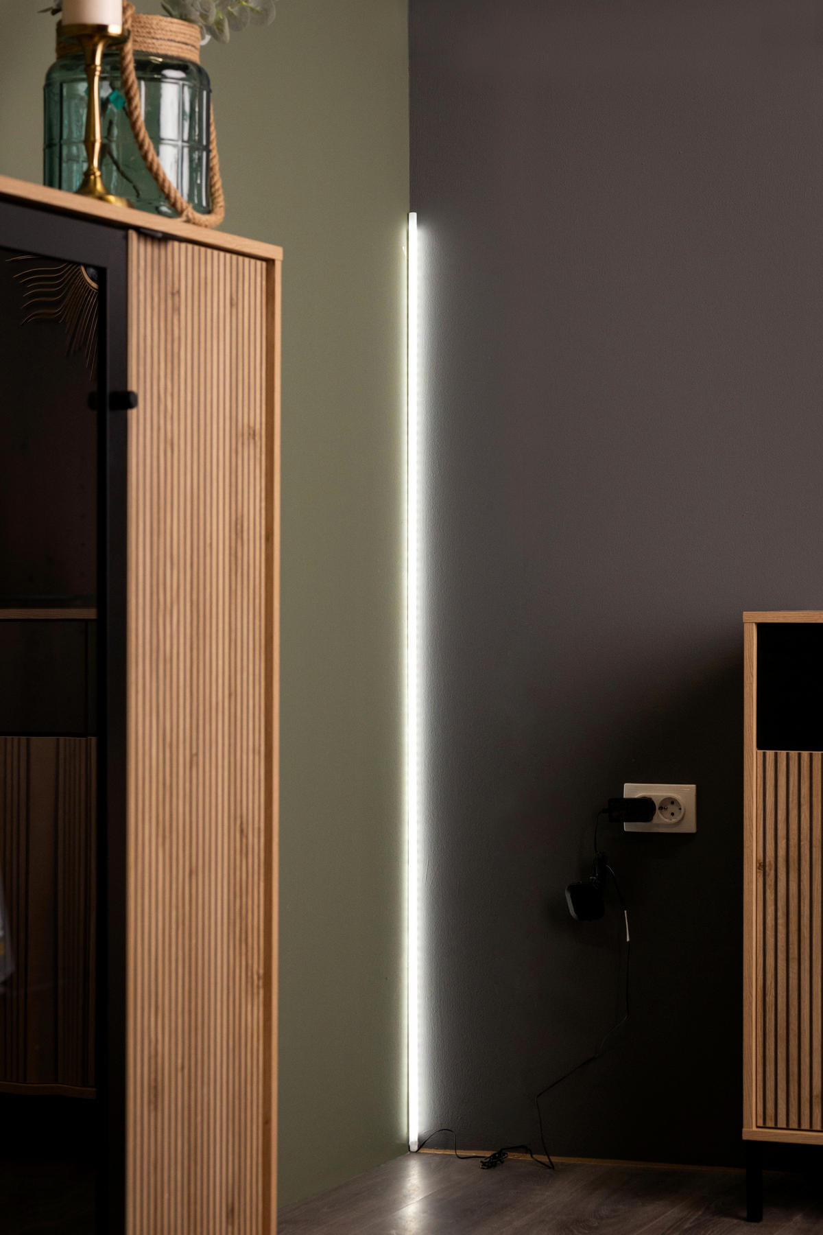 OSVETLENIE SKRINE - Basics, plast (1/160/1cm) - Xora