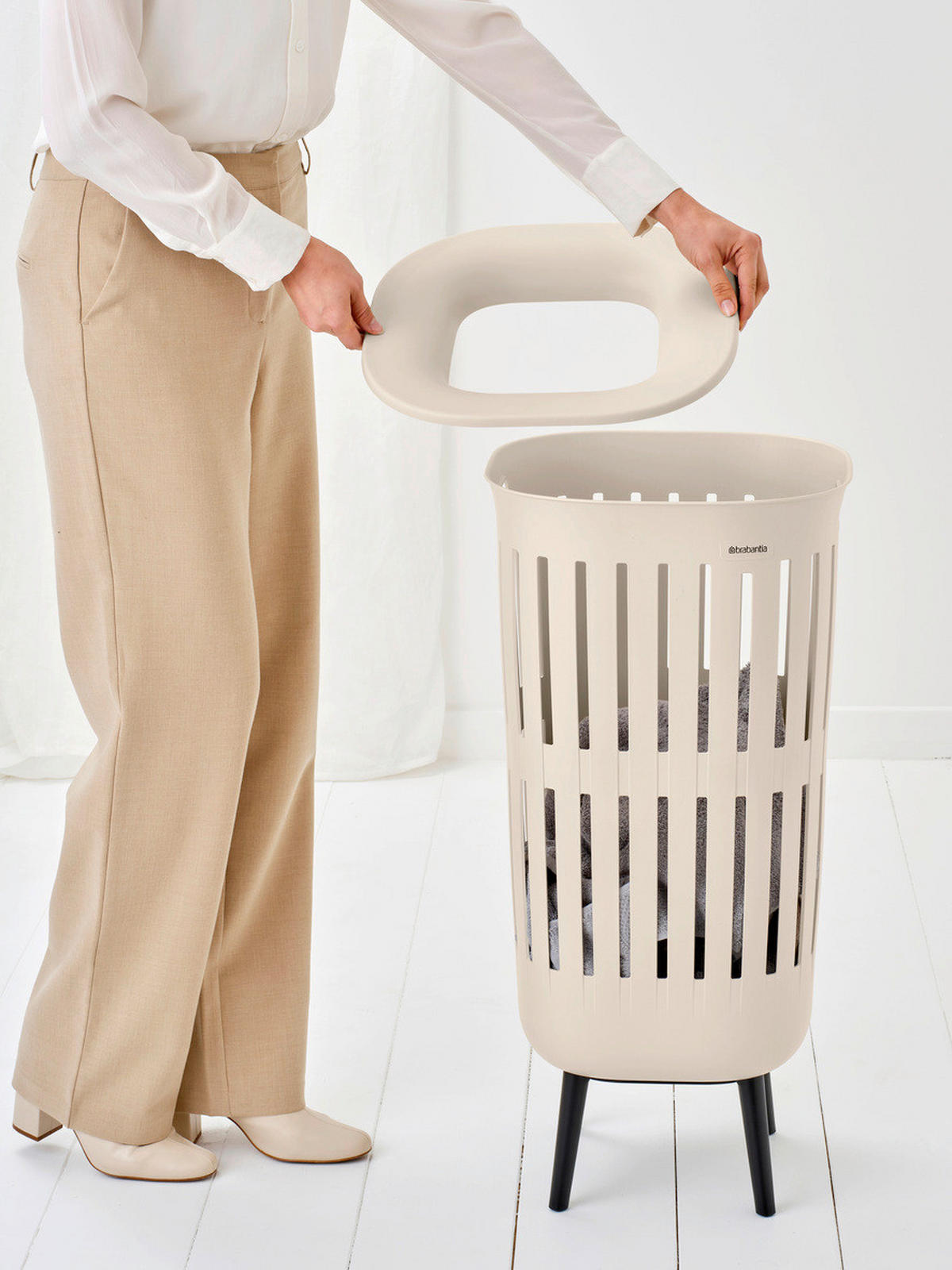 KOŠARA ZA PERILO - bež, Basics, umetna masa (38.2/38.2/77,9cm) - Brabantia