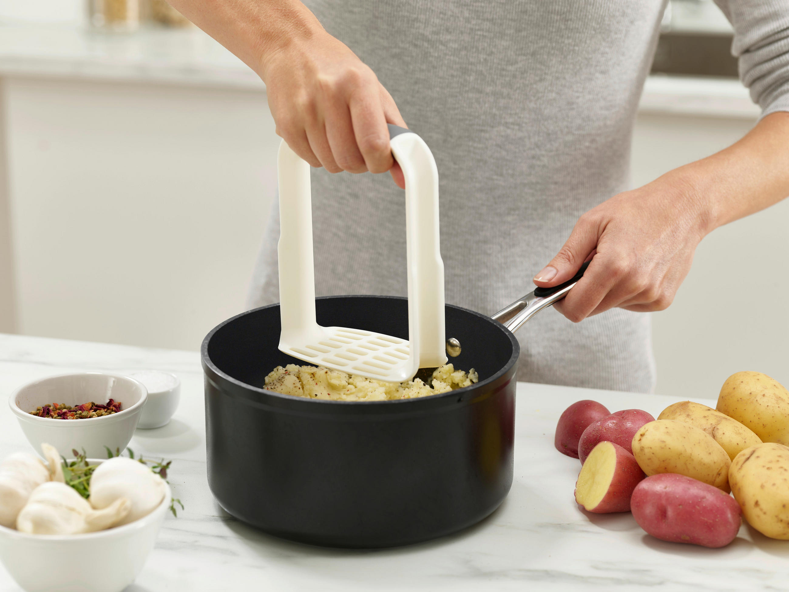 KRUMPLITÖRŐ - világosszürke/fehér, Basics, műanyag (12/16,5/7cm) - Joseph Joseph