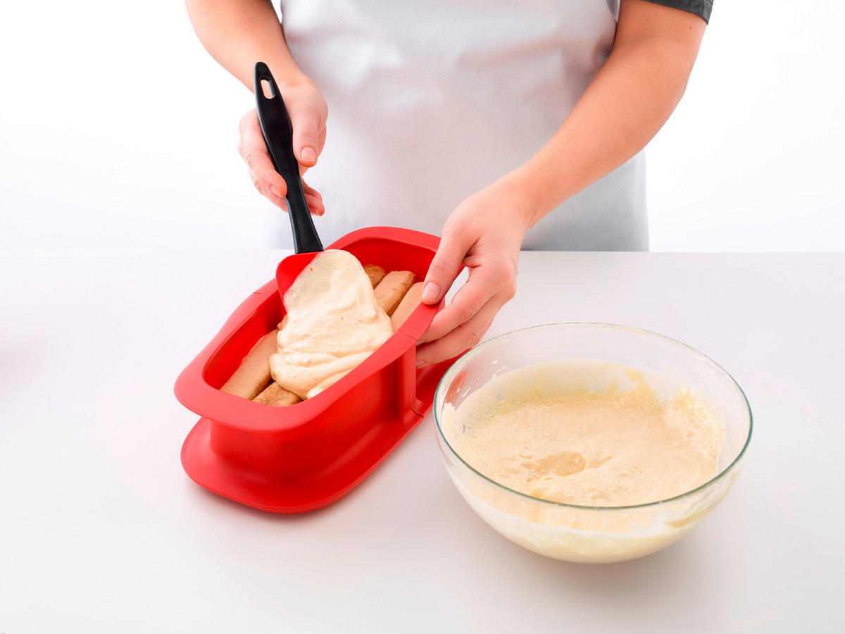 PEKAČ         - rdeča, Basics, umetna masa (27/14,4/7,6cm) - LEKUE