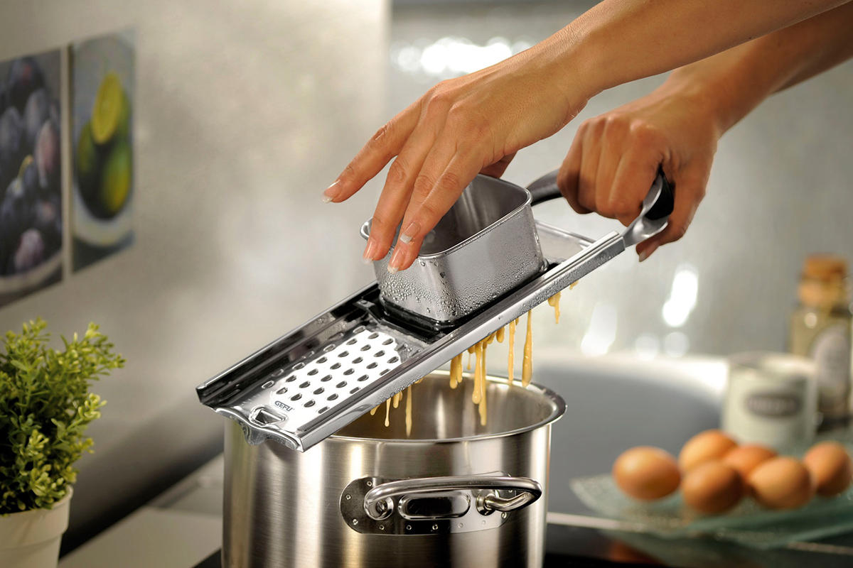 SPÄTZLEHOBEL LANGE SPÄTZLE Tradizione  - Edelstahlfarben, Basics, Kunststoff/Metall (10,9/6,3/32,4cm) - Gefu