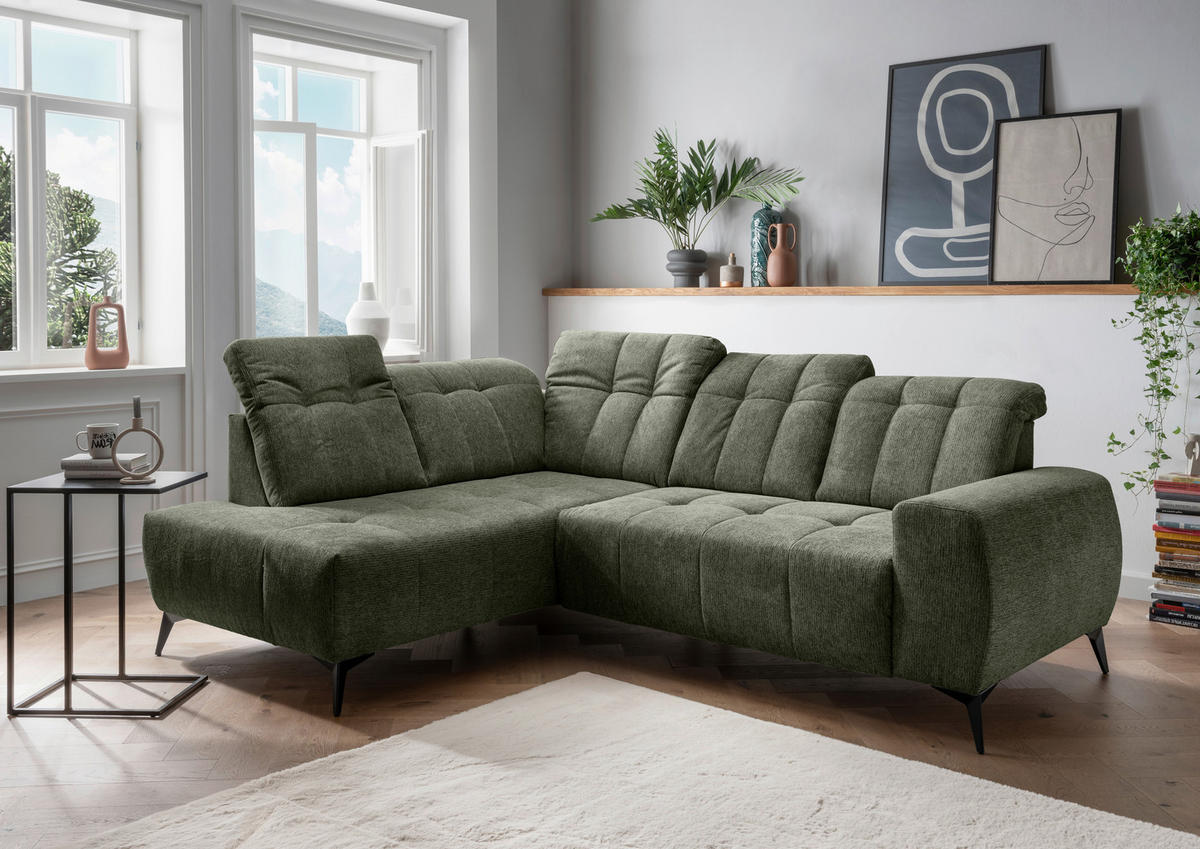 Livetastic ECKSOFA Grün Chenille, links davon: Hochflorteppich in weiß, Beistelltisch in grün, rechts davon: Topfpflanze in grün, Bild in hellem Wohnzimmer.
