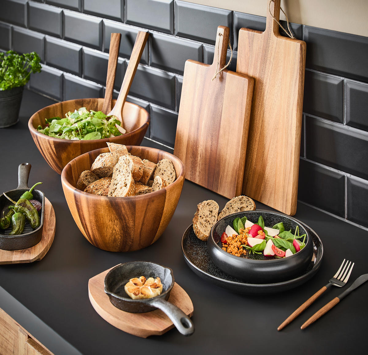 PÁNEV NA SMAŽENÍ   - černá/přírodní barvy, Basics, kov/dřevo (22,5/12,8/3cm) - Homeware Profession.