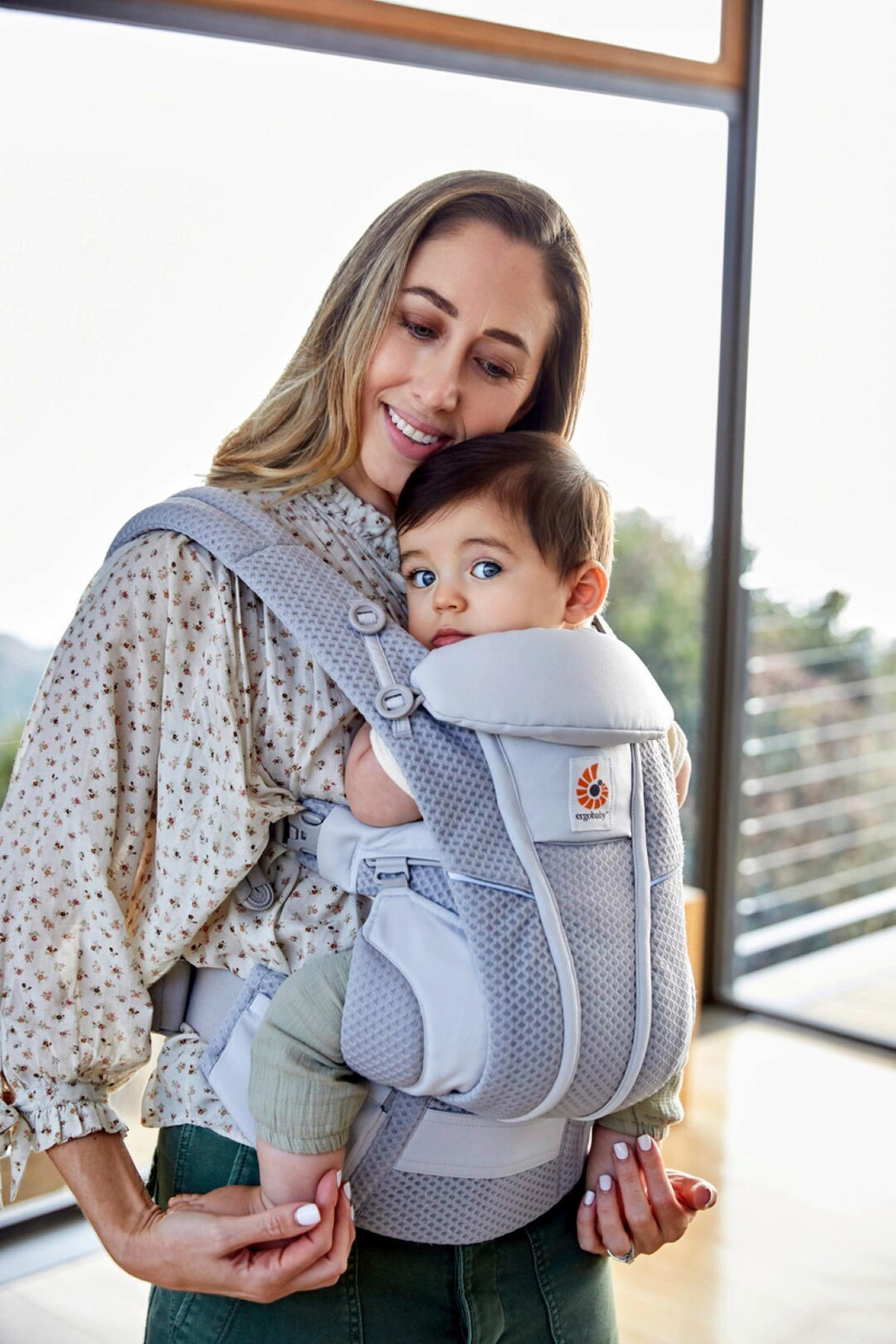KENGUR NOSILJKA  Omni Breeze  - svetlosiva, Osnovno, tekstil (0,7kg) - Ergo Baby