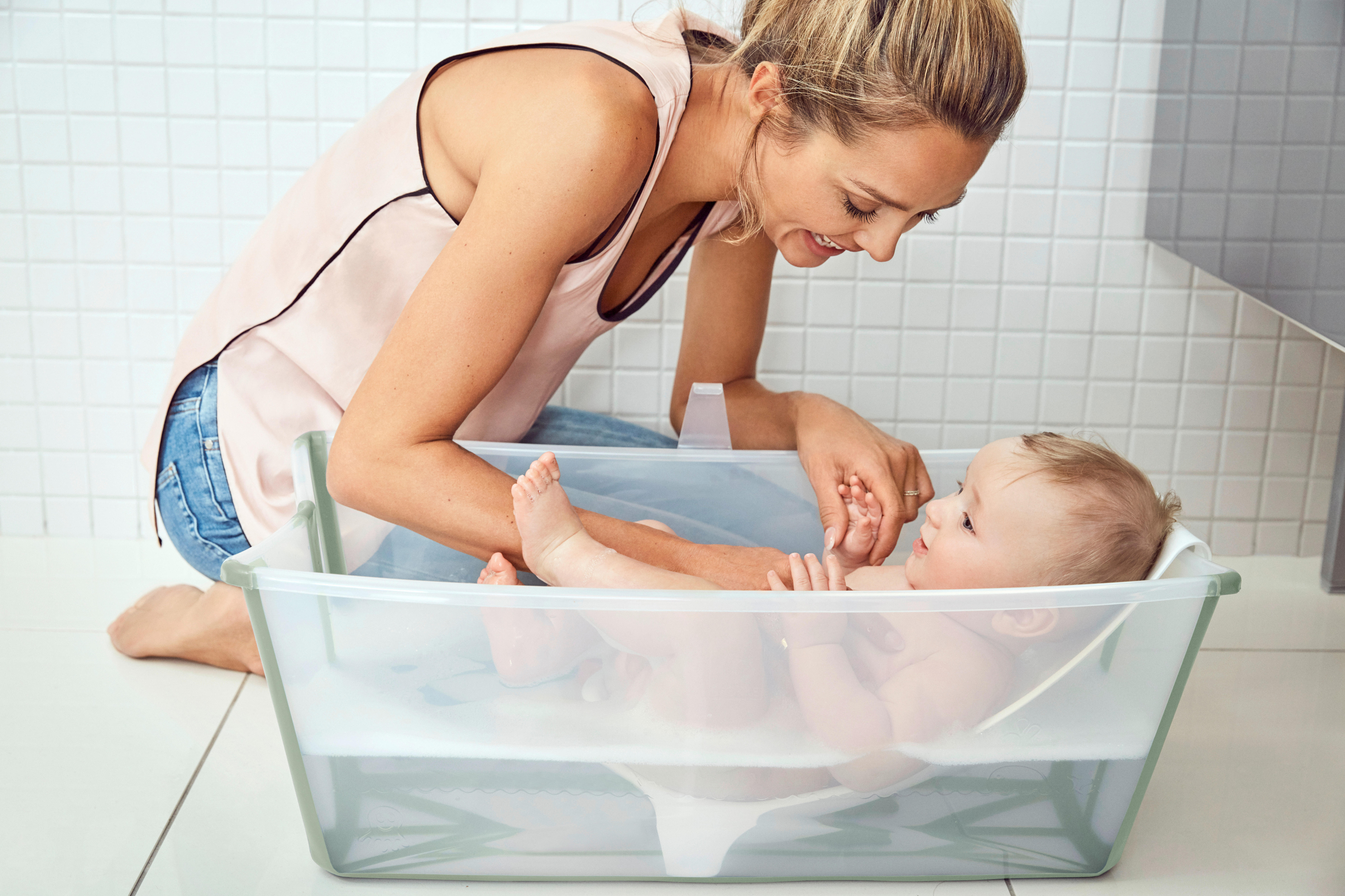 Купание малыша с мамой в ванне. Ванна Стокке. Stokke Flexi Bath. Ванночка Stokke. Ванночка Стокке с горкой.