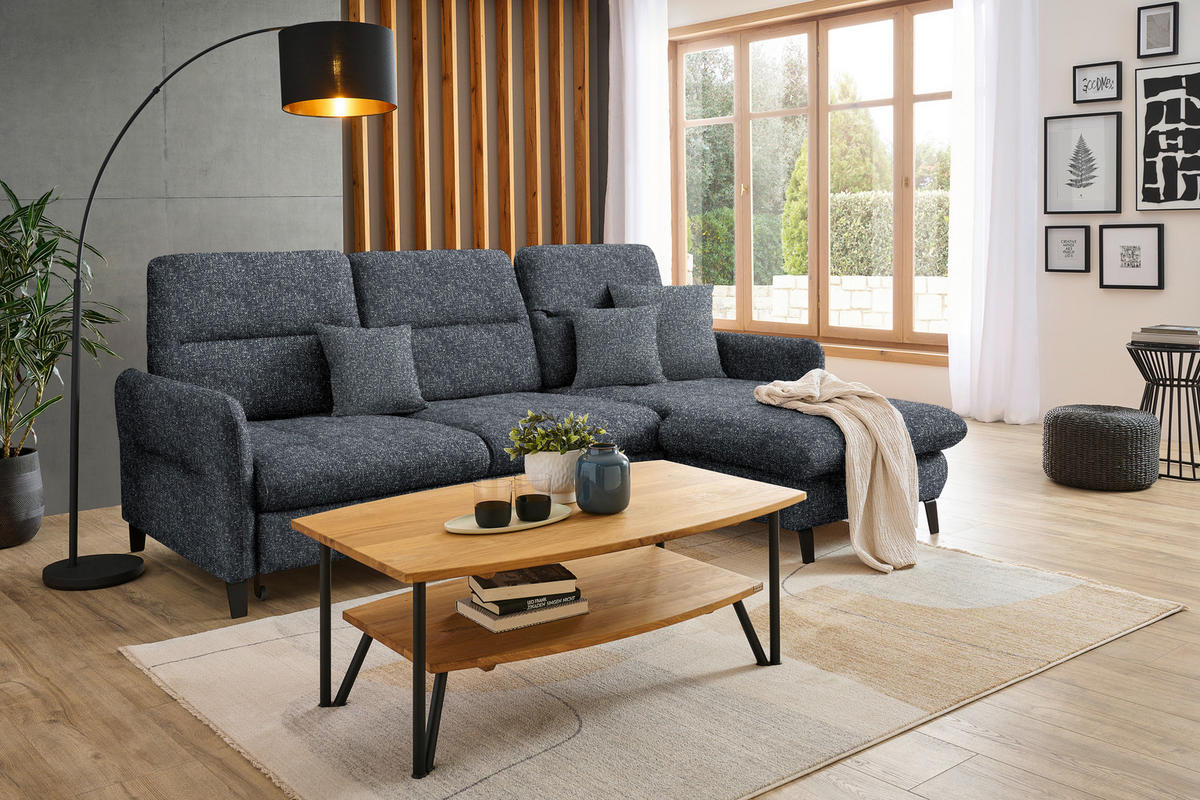 Livetastic ECKSOFA Schwarz Plüsch, rechts davon: Hochflorteppich, Couchtisch, Gardine, Decke in hellem Wohnzimmer.