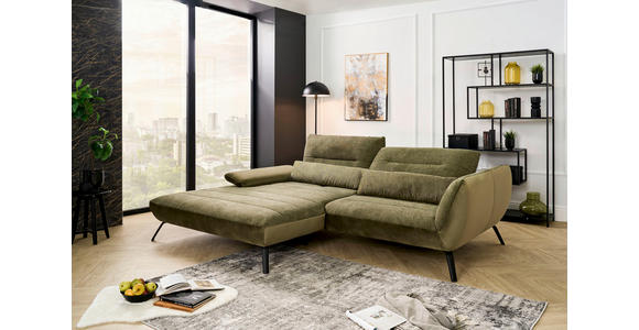 Carryhome ECKSOFA Olivgrün Webstoff, links davon: Webteppich, rechts davon: Regal, Lektüre in weiß, Bild in orange in hellem Wohnzimmer.