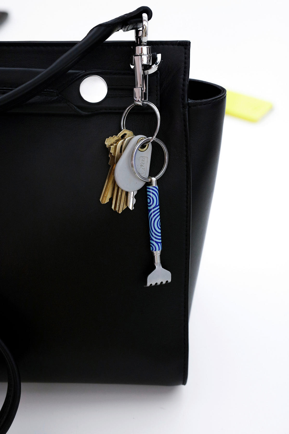 MASÁŽNA POMÔCKA - viacfarebná, Basics, kov (6,5/1,2/10,3cm) - Kikkerland