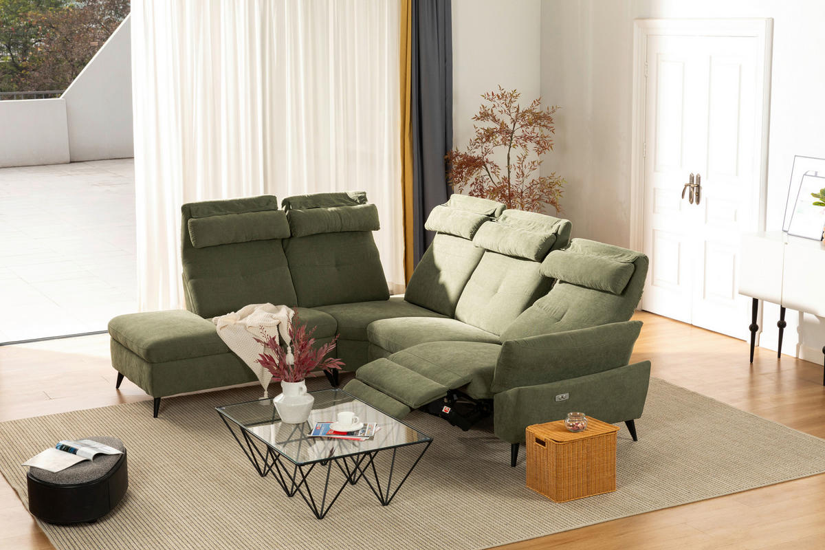 Livetastic ECKSOFA Grün Leinenoptik, links davon: Webteppich, Store in grün, Couchtisch, Blume in hellem Wohnzimmer.