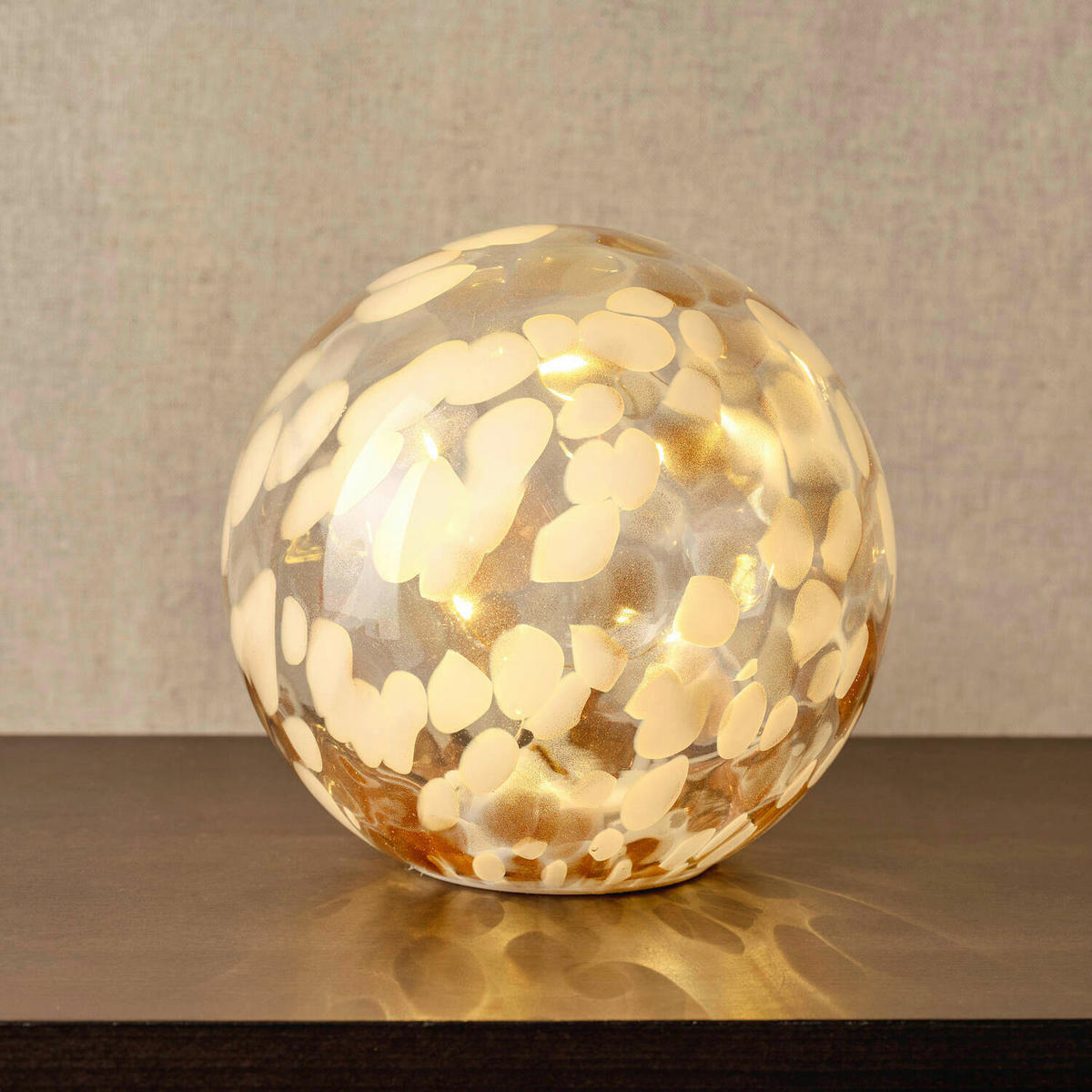 UKRASNA LED LAMPA - providno/bela, Lajfstajl, staklo/plastika (17,40/16,50/17,40cm) - Leonardo