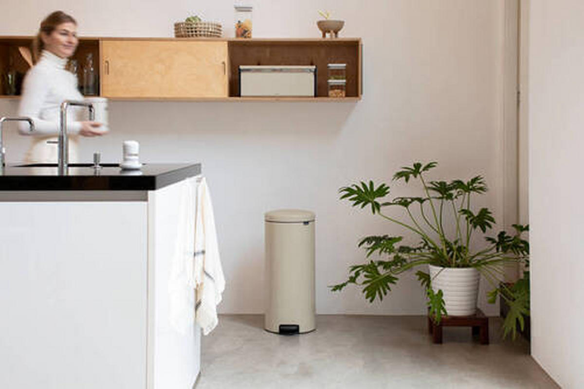 PEDÁLOS SZEMETES  - bézs/fekete, Basics, műanyag/fém (30l) - Brabantia
