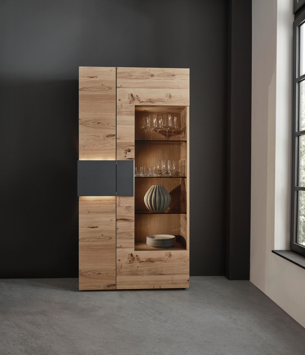VITRINE  in furniert, mehrschichtige Massivholzplatte (Tischlerplatte) Wildeiche Anthrazit, Eichefarben  - Eichefarben/Anthrazit, Natur, Glas/Holz (97,2/194/43,5cm) - Voglauer