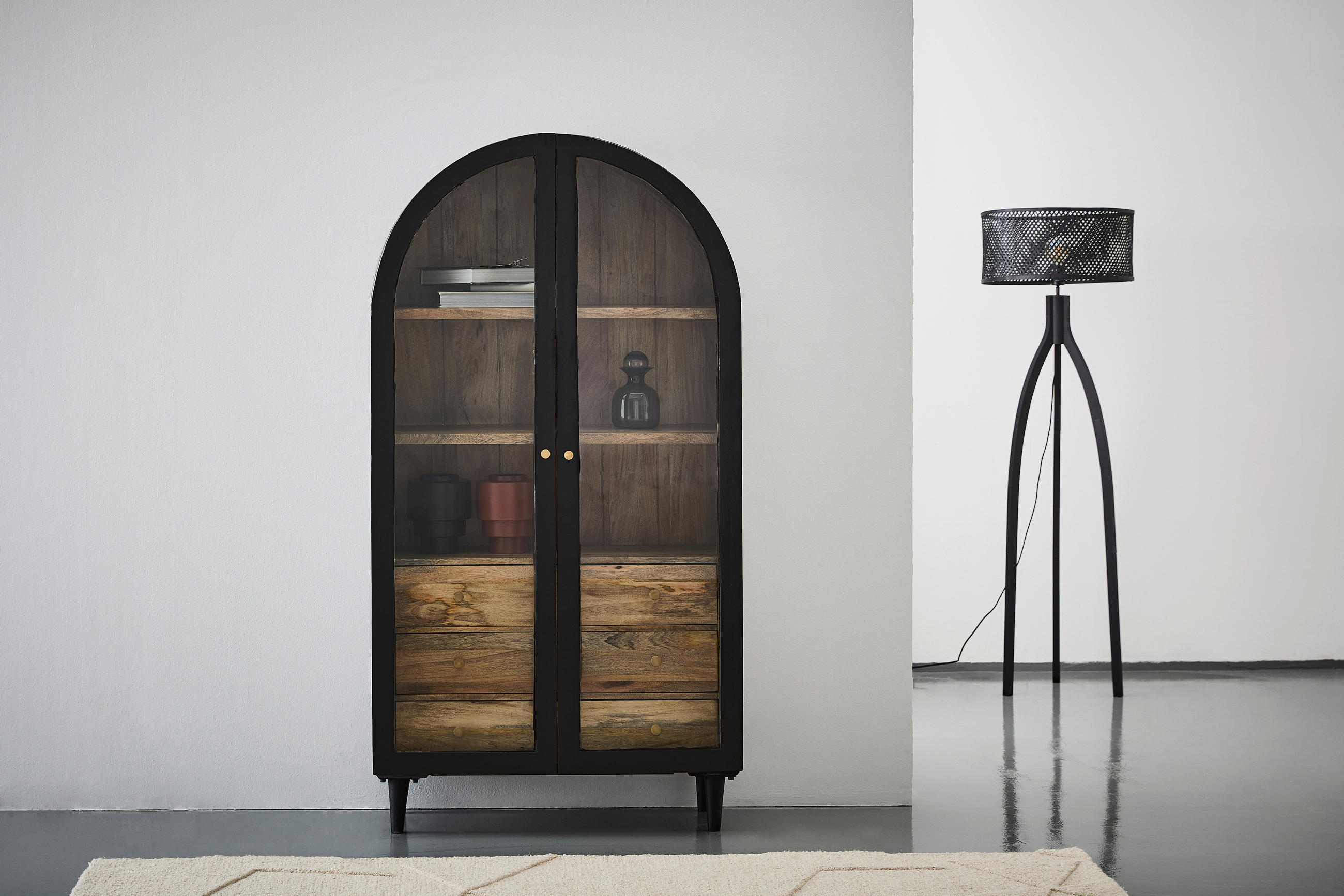 VITRINE in vollmassiv Mangoholz Naturfarben, Schwarz  - Goldfarben/Schwarz, Design, Glas/Holz (96/170/40cm) - Livetastic