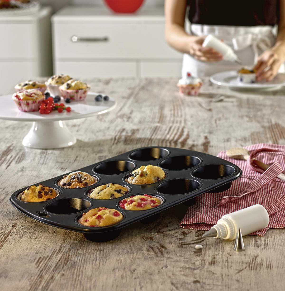 KALUP ZA MUFFINE  - crna, Konvencionalno, metal (27/38cm) - Kaiser