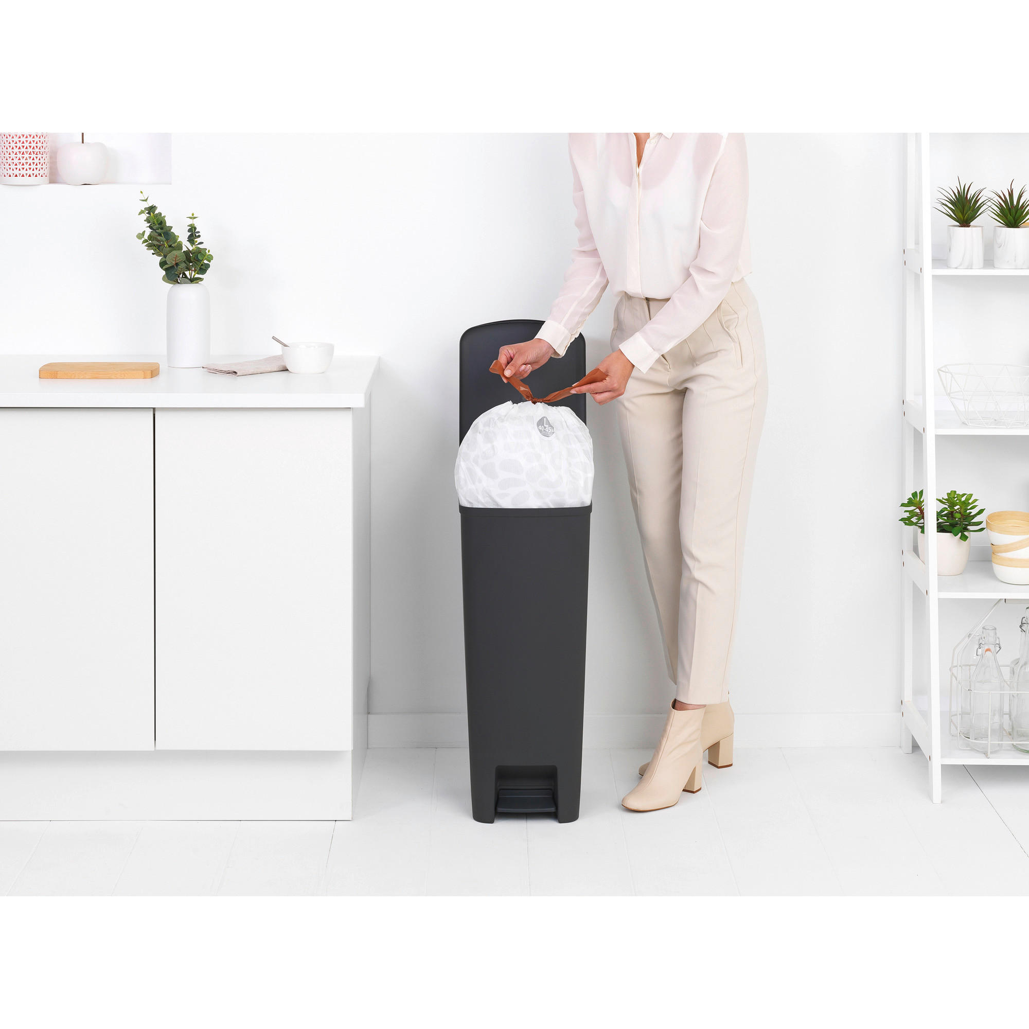 ODPADKOVÝ KÔŠ  40 l - tmavosivá, Basics, plast (28/66.6/35.2cm) - Brabantia