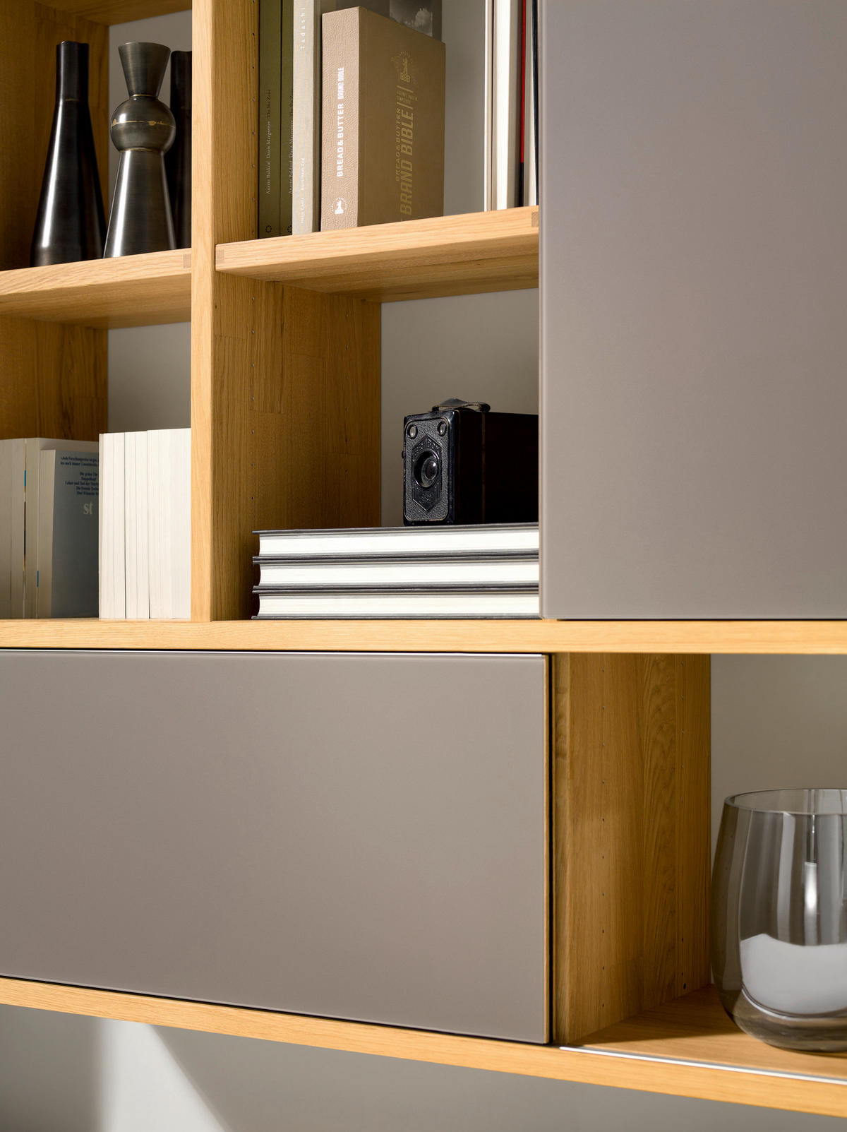 WOHNWAND  in Weiß, Taupe, Eichefarben  300/216,1/48,4 cm  - Taupe/Eichefarben, Design, Glas/Holz (300/216,1/48,4cm) - Team 7