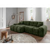 Livetastic ECKSOFA Bosco Dunkelgrün Struktur, links davon: Hochflorteppich, Lektüre, Hocker in braun, rechts davon: Store in weiß in hellem Wohnzimmer.