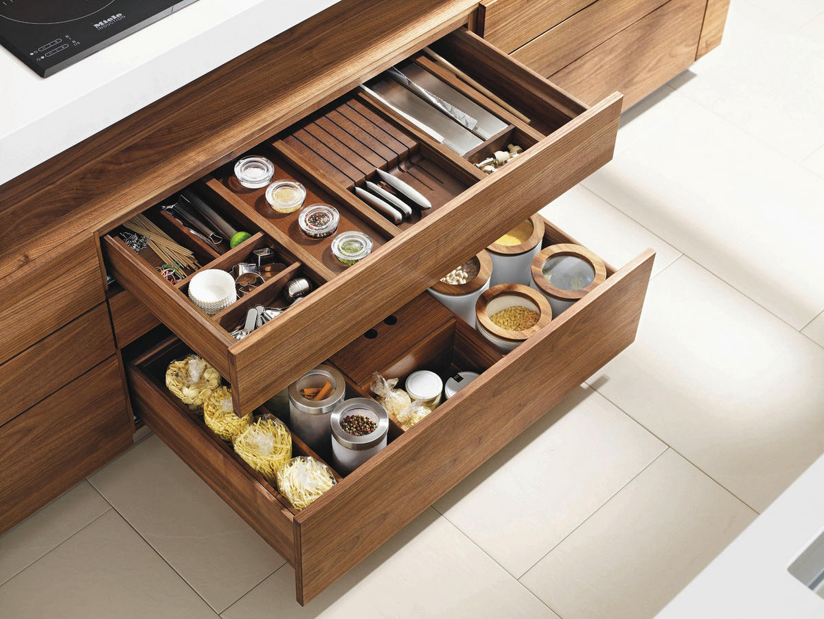 EINBAUKÜCHE K7  - Nussbaumfarben/Weiß, Design, Glas/Holz - TEAM 7