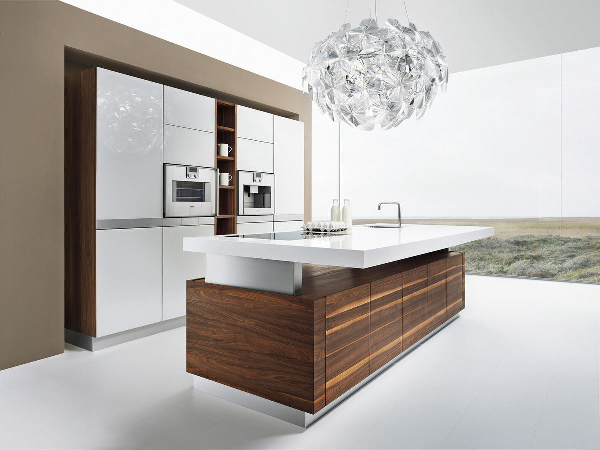 EINBAUKÜCHE   - Nussbaumfarben/Weiß, Design, Glas/Holz - Team 7
