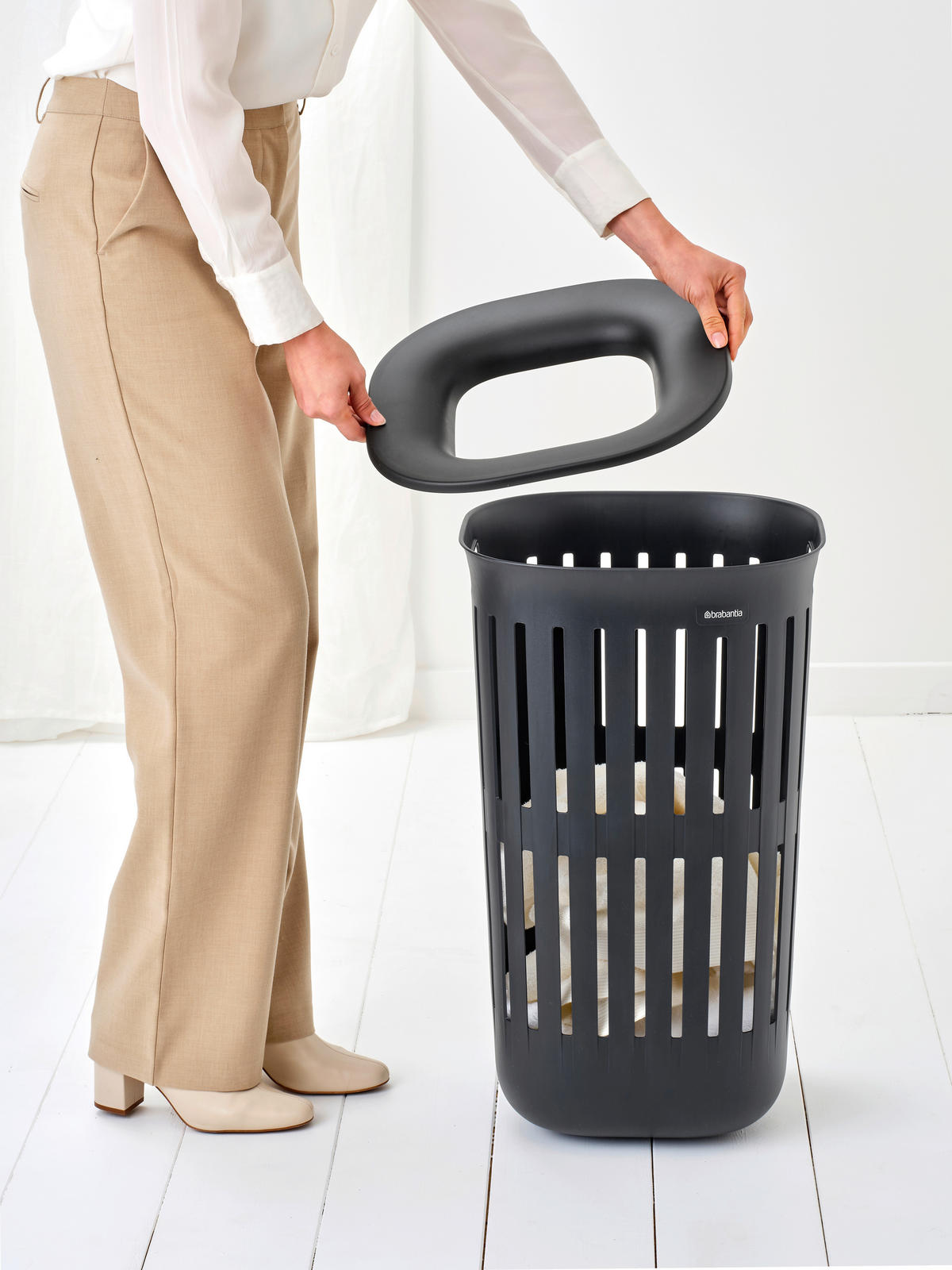RUHÁSKOSÁR - fekete, Basics, műanyag (55l) - Brabantia